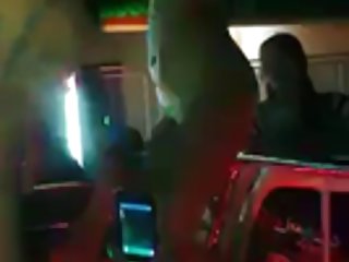 年轻的学生雷米拉克鲁瓦正在给她的老师做口交