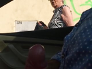 丰满的美丽莎拉班是自慰她的阴部