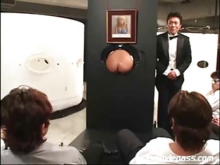 Carmen Croft正在吸吮那个金发女郎的热猫
