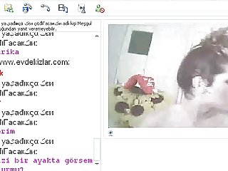 感性的黑发露西贝尔在凸轮上脱下紧身连衣裙